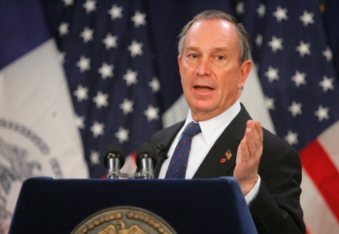 5. Michael Bloomberg- Thị trưởng thành phố New York: Đừng giậm chân tại chỗ quá lâu Tôi bắt đầu công việc đầu tiên khi ra trường trên phố̉ Wall và tôi đã làm việc ở đó trong suốt 15 năm. Đó thực sự là khoảng thời gian tuyệt vời với nhiều điều thú vị và vô số lời khen ngợi từ ông chủ của tôi. Mọi người đều yêu mến tôi nhưng rồi một ngày họ đã đuổi tôi ra đường. Tôi vẫn học cách lạc quan bởi hạnh phúc chỉ đến với ai biết bước tiếp và cố gắng. Chính xác là ngày hôm sau, sau khi tôi mất việc, tôi đã bắt đầu làm việc với một công ty mới. (Trích bài phát biểu của ông Michael Bloomberg tại lễ tốt nghiệp Đại học Tufts, 2007)