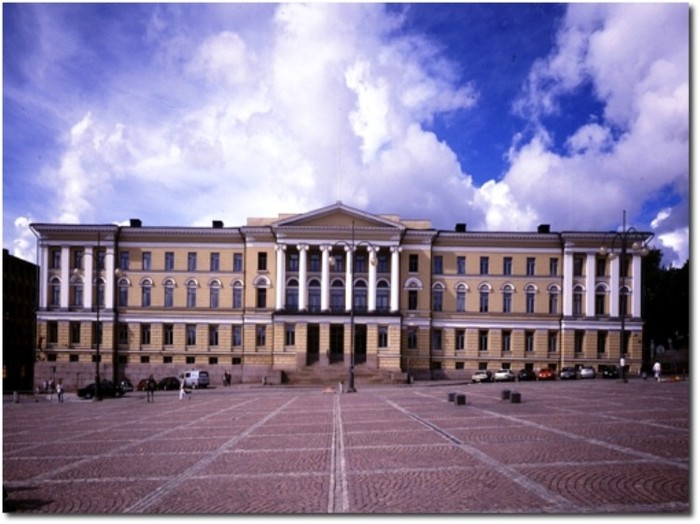 Đại học Helsinki Đại học Helsinki là ngôi trường đại học lâu đời nhất và lớn nhất ở Phần Lan hiện nay. Trường giảng dạy hầu hết các chuyên ngành chính thuộc về khoa học, ngoại trừ khối kinh tế và các ngành kỹ thuật. Trường đồng thời cũng là một trung tâm nghiên cứu mạnh. Điểm nhấn của trường nằm ở các phát minh mới đa dạng dựa trên những nghiên cứu cơ bản. Việc giảng dạy ở đại học Helsinki chuyên sâu theo hướng nghiên cứu, phù hợp với tiêu chuẩn quốc tế về giảng dạy của hệ thống các trường khối Châu Âu.