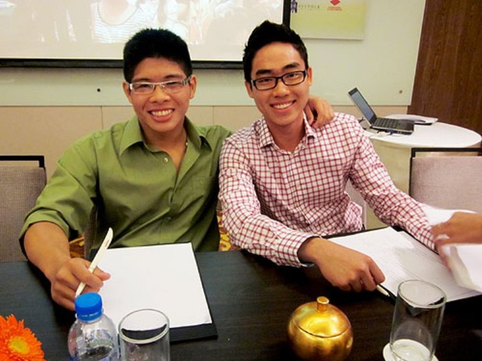 Đoàn Nguyễn Duy Anh (trái) và Lê Tấn Việt được các du học sinh xem là 2 “chuyên gia” hàng đầu trong việc “săn” học bổng du học