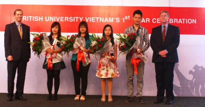 Tiến sĩ Antony Stokes - Đại sứ Anh và Bắc Ailen tại Việt Nam và Sir Graeme Davies - Hiệu trưởng British University Vietnam (nguyên Hiệu trưởng Đại học London - UoL, Anh quốc) trao học bổng Hoàng tử Andrew dành cho sinh viên Việt Nam xuất sắc.