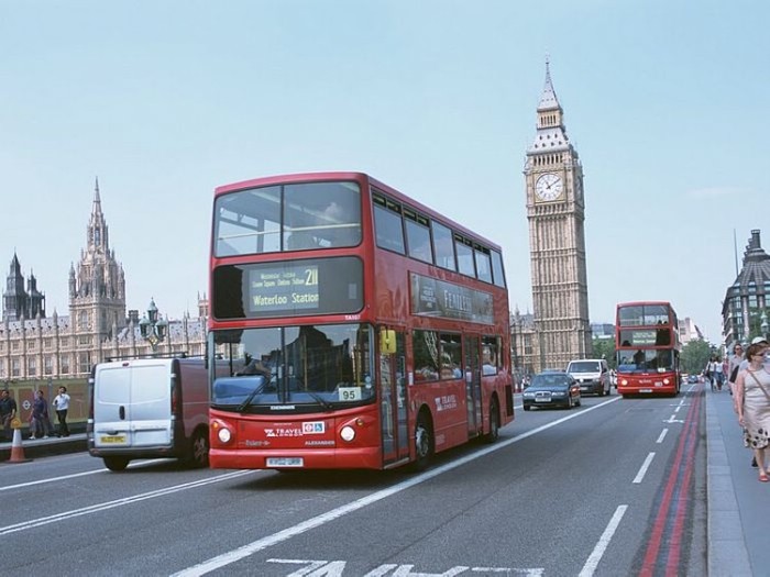 Xe buýt là một phương tiện di chuyển thuận lợi của du học sinh Anh