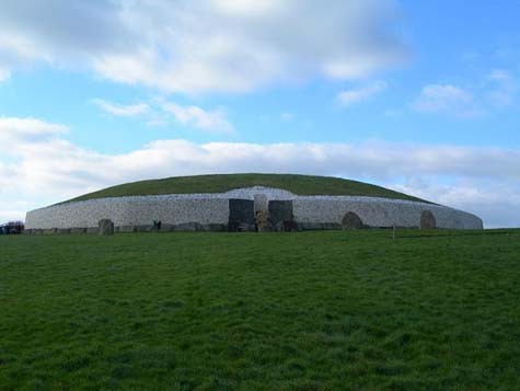 Newgrange được xây dựng trước các kim tự tháp ở Ai Cập 500 năm và xây trước vòng tròn đá Stonehenge ở Anh 1000 năm.