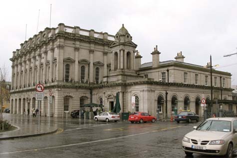 Hệ thống đường sắt Ireland Đây là trung tâm dịch vụ tàu lửa có 2 ga chính: nhà ga Heuston Station ở phía đông của thị trấn gần sông Liffey, và nhà ga Connolly. Nhà ga Heuston có dịch vụ gửi hành lý với 3 kích cỡ khác nhau, phí từ 2-6 bảng/ 24h, còn tại nhà ga Connolly là 3 bảng. TRA CỨU ĐIỂM THI ĐẠI HỌC CAO ĐẲNG 2012