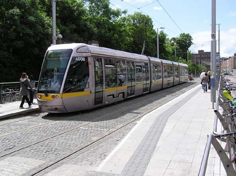 Hệ thống đường sắt Luas, có 2 tuyến chính: tuyến màu xanh lá cây (5-15 phút/ 1 chuyến) đi đến phố Stephen’s Green, chạy qua phố Sand Ford ở phía Bắc Dublin và thị trấn Dundrum; chuyến tàu màu đỏ (20 phút/ 1 chuyến) chạy từ phố Abbley đến trung tâm Tallaght và nhà ga Heuston Station.