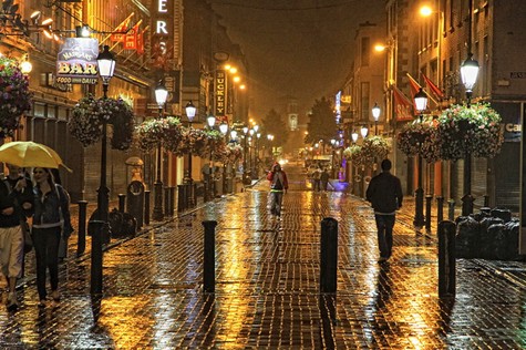 Mùa hè là mùa mưa nắng thất thường ở Dublin, không thể dự đoán được mưa hay nắng, (nếu tháng 4 mưa thì thời tiết tháng 6 sẽ tốt hơn! ). Có 1 điều chắc chắn là vào mùa hè ngày rất dài, khoảng tháng 7, tháng 8 ngày dài 18h, đến khoảng 23h thì trời mới thực sự tối.