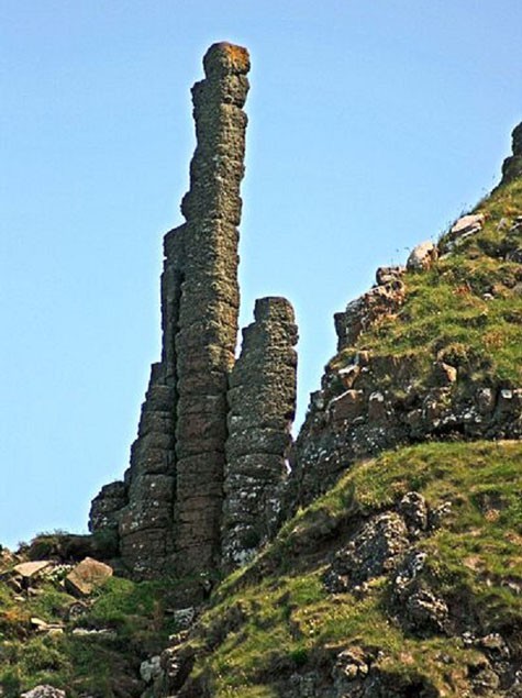 Trước tiên, chúng mình cùng đến với ghềnh đá đĩa khổng lồ (Giant Causeway) ở County Antrim, bờ biển phía Đông Bắc Ireland. Nơi đây có cảnh quan tuyệt đẹp, gồm khoảng 40.000 cột đá bazan cao lớn, hầu hết là hình lục giác, với những khối đá thất giác hay bát giác xen kẽ. Khối đá cao nhất có kích thước lên tới 39 feet (khoảng 12m).