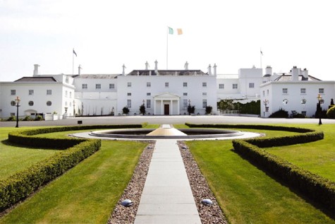Áras An Uachtaráin: dinh thự chủ tịch Cộng Hòa Ireland, được xây dựng năm 1751, và nhiều lần mở rộng, lần gần đây nhất là năm 1816. Nữ hoàng Victoria cũng từng ghé thăm dinh thự năm 1849
