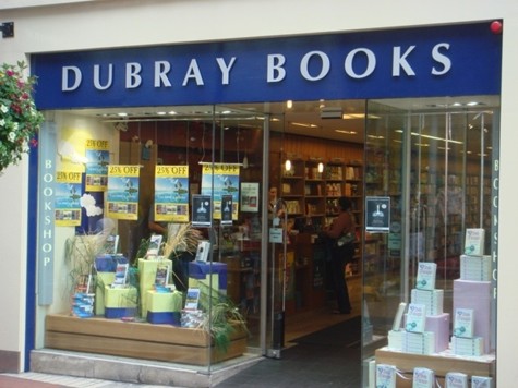 Nhà sách Dubray còn có tầng bán café để bạn có thể vừa đọc sách vừa thư giản.