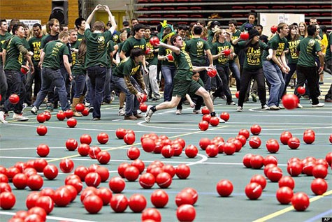 Trò chơi Dodgeball Vì tính chất bạo lực vốn có mà trò chơi này bị cấm trong những trường học trên khắp Bắc Mỹ, do nó thường gây chấn thương và xung đột. Tuy nhiên, đối với người lớn thì đây là một trò chơi khá được ưa chuộng. (Ảnh minh họa)