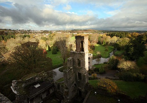 Lâu đài Blarney, nằm gần thành phố Cork lớn thứ 2 Ireland, có từ năm 1400. Nó bị phá đi năm 1446 song được vua xứ Munster xây dựng lại sau đó. THAM GIA CUỘC THI TÌM HIỂU IRELAND ĐỂ NHẬN GIẢI THƯỞNG LỚN