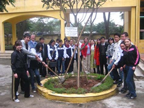 Đoàn giáo viên và học sinh Ireland tham gia trồng cây lưu niệm tại trường THPT Xuân Đỉnh, Hà Nội