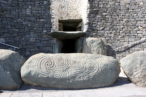 Một ụ đá granit đặt trước lối vào