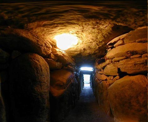 Bên trong khu khảo cổ Newgrange