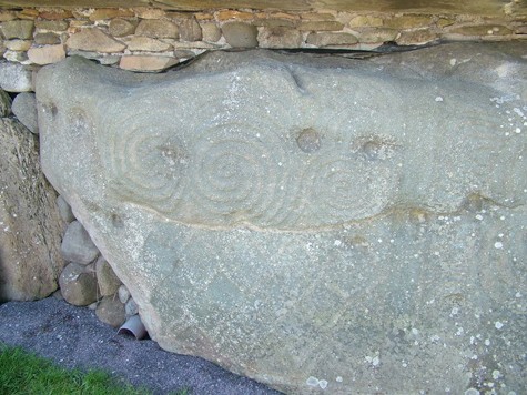 Một tảng đá đặt trước cổng vào Newgrange