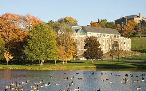 7. Colgate University (New York, Mỹ) Để có thể học tại ngôi trường nghệ thuật có trụ sở tại New York này, bạn cần có ít nhất một khoản 39.545 USD. Các sinh viên được yêu cầu ở trong ký túc xá của trường trong năm đầu, do đó sẽ phải đóng thêm 9.625 USD tiền phòng và nội trú. Tuy nhiên, trường cũng sẽ có những hỗ trợ tài chính đối với sinh viên.