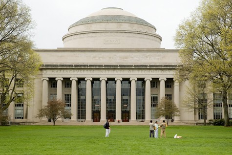 1. Viện Công nghệ Massachusetts (Massachusetts Institute of Technology) Nằm ở Cambridge, bang Massachusetts, đây là một trường tư thục thành lập vào năm 1861, tổng số sinh viên ghi danh hằng năm là hơn 4.000 người. Học phí và lệ phí là 40.732 USD (2011-2012). Chỉ có sinh viên năm thứ nhất mới bị buộc phải sống trong khuôn viên trường, tuy nhiên, có khoảng 70% sinh viên quyết định sống trong campus trong suốt bốn năm học.