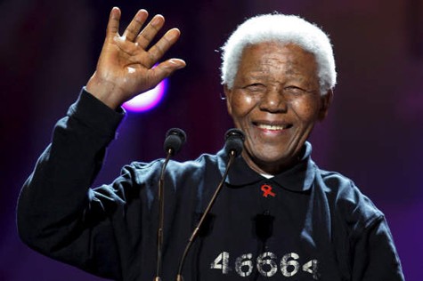 Nelson Mandela - nhân vật không thể thiếu và chiếc áo tù đã trở nên quen thuộc trong bất kì buổi diễn tranh đấu vì người da đen ( Live 8 tại Châu Phi )