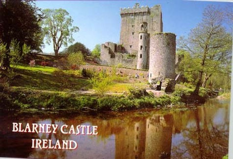 Lâu đài không thể che giấu được sự cổ kính dưới dòng nước xanh mát