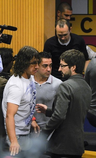 Puyol, Xavi và Iniesta cũng buồn rầu rời khỏi cuộc họp báo.
