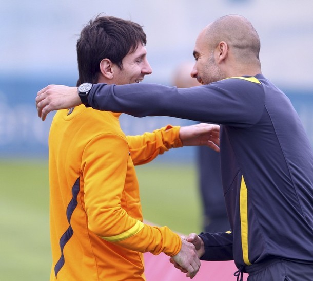 Tại buổi tập luyện trước đó, Messi và HLV Guardiola có cố cười khi chia tay nhau, nhưng nét buồn vẫn hiện trên khuôn mặt họ