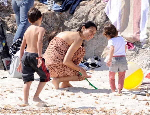 Mẹ con nhà Mamen Sanz chơi đùa với nhau rất vui vẻ trên bãi biển.