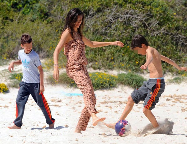 Mamen Sanz thể hiện khả năng chơi bóng đá với các cậu con trai