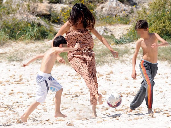 Mamen Sanz thể hiện khả năng chơi bóng đá với các cậu con trai