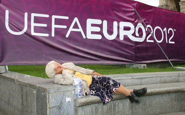 Một cụ bà ngủ trên quảng trường ở Kiev, Ukraina.