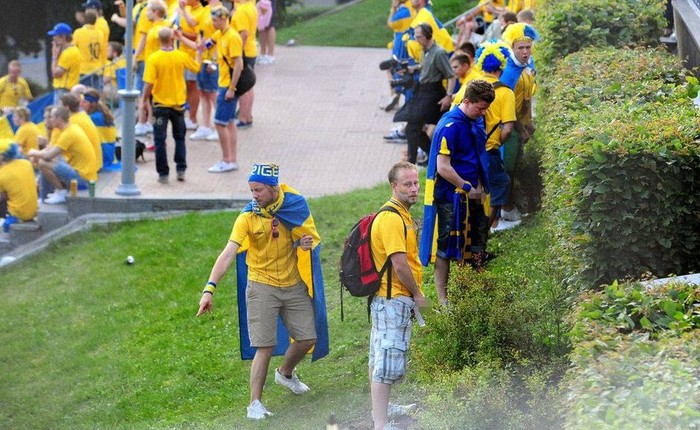 Các fan hâm mộ của Thụy Điển rủ nhau vào bụi cây 'giải quyết nỗi buồn' trong khi xem trận đấu giữa Anh và Thụy Điểm qua màn hình lớn ngoài sân vận động ở Kiev, Ukraina