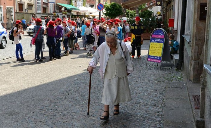 Một nhóm trẻ em và cụ già này chẳng mấy quan tâm tới sự kiện EURO 2012 đang diễn ra ở Gdansk, Ba Lan.