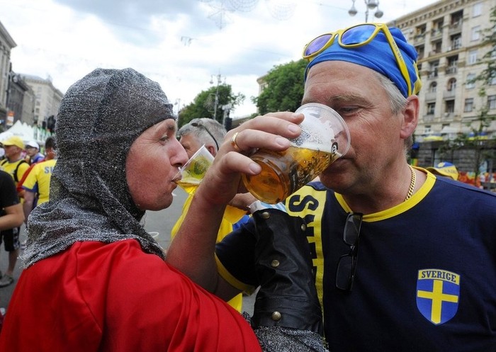 Hai CĐV người Anh và Thụy Điển này thích uống bia hơn là xem bóng đá.