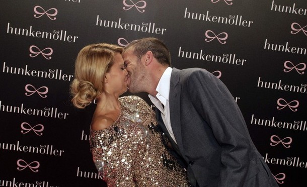 Rafael Van Der Vaart ngượng ngùng hôn bà xã Sylvie van der Vaart tại Tuần lễ thời trang Berlin