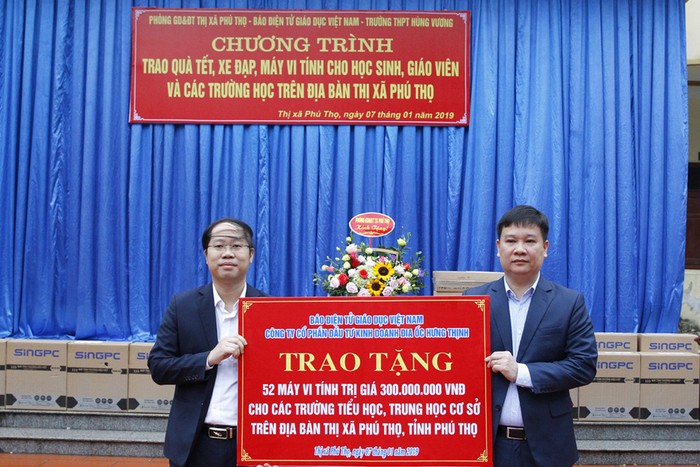 Ông Nguyễn Tiến Bình (phải), Tổng biên tập Báo điện tử Giáo dục Việt Nam và ông Nguyễn Ánh Hoàng - Trưởng phòng Giáo dục thị xã Phú Thọ trong buổi trao tặng 52 máy tính cho 18 trường học của thị xã Phú Thọ. Ảnh: Tùng Dương