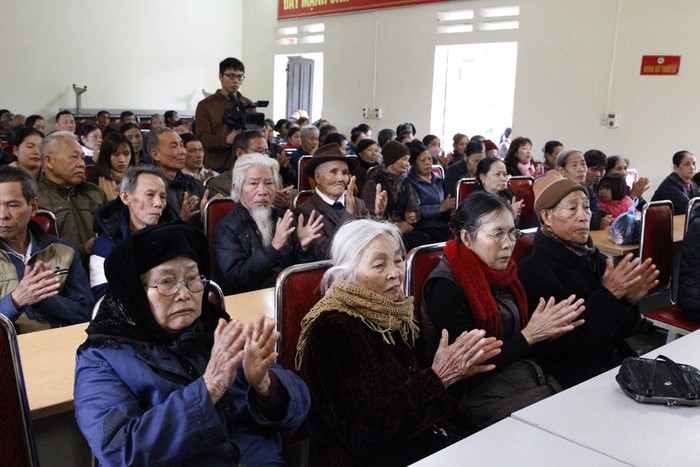 Những hộ nghèo ở phường Thanh Vinh Thị xã Phú Thọ trong buổi lễ trao quà Tết. Ảnh: Tùng Dương