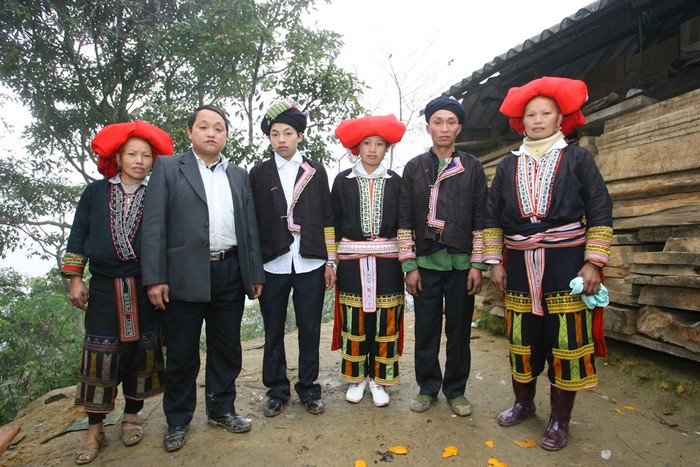 Bố mẹ chú rể (bên trái) Bố mẹ cô dâu (bên phải) cùng chú rể Lý Quẩy Phú và cô dâu là Chảo Mẩy Khé. Ảnh: Tùng Dương.