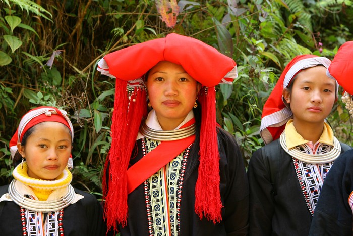 Cô dâu người dân tộc Dao Đỏ Chảo Mẩy Khé cùng hai bạn phù dâu trong đám cưới. Ảnh: Tùng Dương.