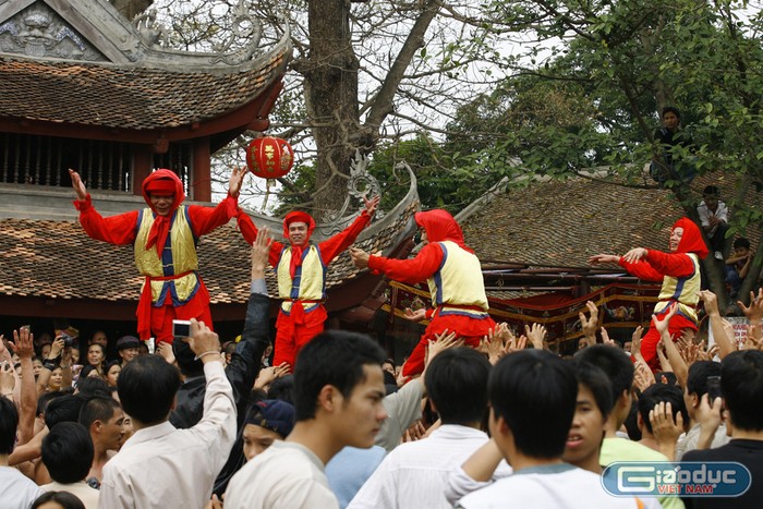 Rất ít có dịp cả bốn ông quan đám múa tụ vào cùng một chỗ. Ảnh: Tùng Dương.