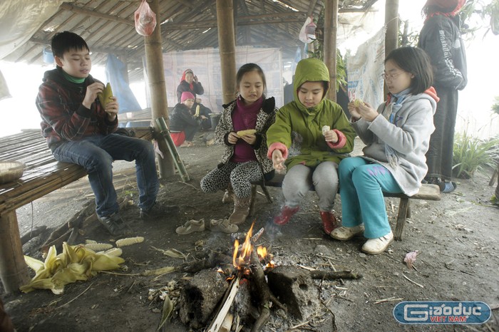 Những lều nghỉ chân quanh thác cho du khách. Ảnh: Tùng Dương.