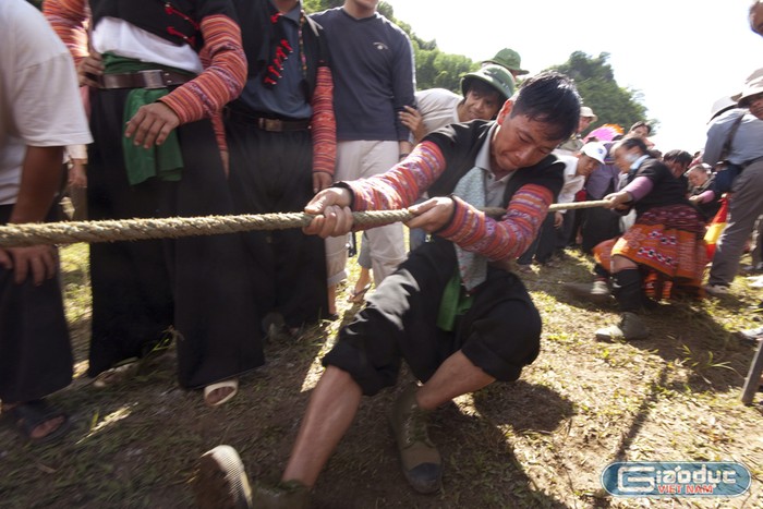 Trò chơi kéo co giữa các bản người H&apos;Mông trong ngày Tết. Ảnh: Tùng Dương.