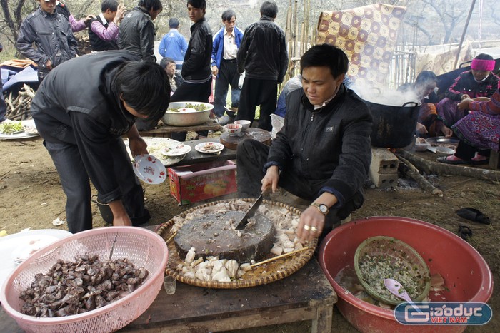 Nhiều gia đình trong bản cùng chung nhau làm thịt một con lợn to để ăn Tết. Ảnh: Tùng Dương.