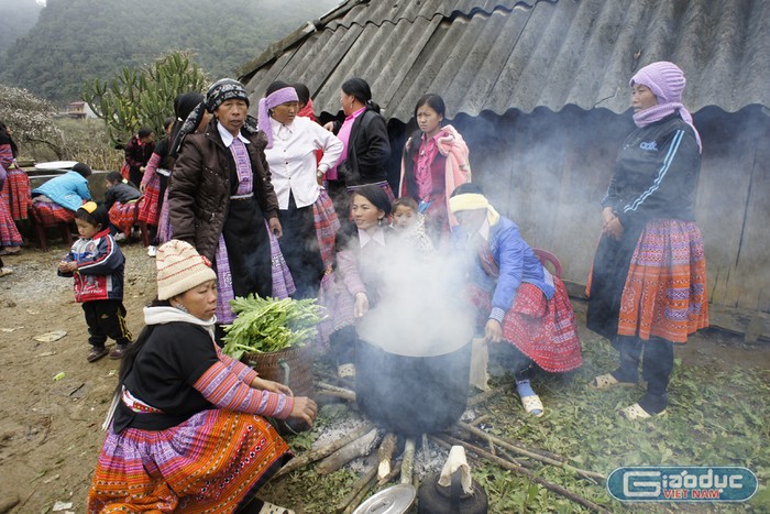 Các gia đình người H&apos;Mông quây quần nấu cỗ ngay trong vườn nhà. Ảnh: Tùng Dương.