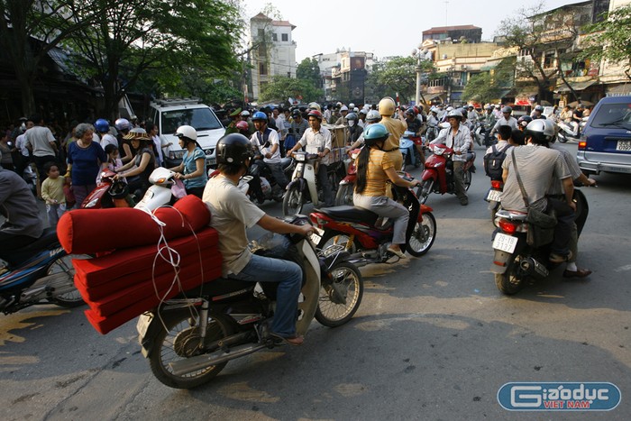 Cảnh xe máy đan xen, đi ngược chiều tại phố Hàng Da. Ảnh: Tùng Dương