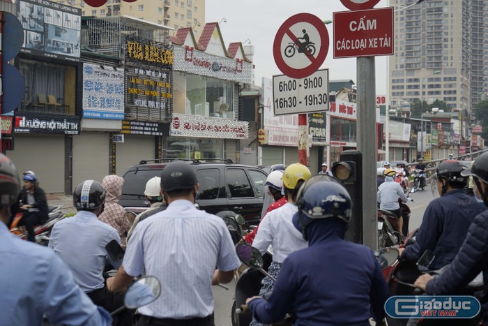 Người điều khiển xe máy cố ý đi lên cầu Hòa Mục dù đã có biển cấm. Ảnh: Tùng Dương.