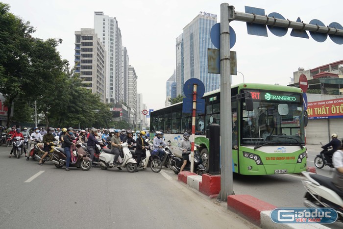 Ùn tắc lối lên cầu Hòa Mục trong khi đường Lê Văn Lương phía dưới cầu thì rất vắng. Ảnh: Tùng Dương.