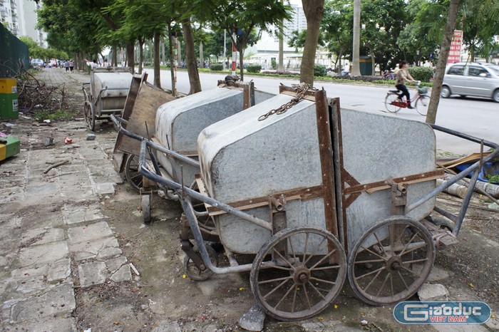 Nhiều vỉa hè trên phố lại thành nơi để xe của các tổ vệ sinh môi trường của Quận, vừa cản trở giao thông và còn làm mất mỹ quan đô thị. Ảnh: Tùng Dương.