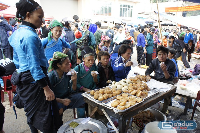 Món bánh rán cũng được bà con ưa thích khi đi chơi chợ phiên. Ảnh: Tùng Dương.