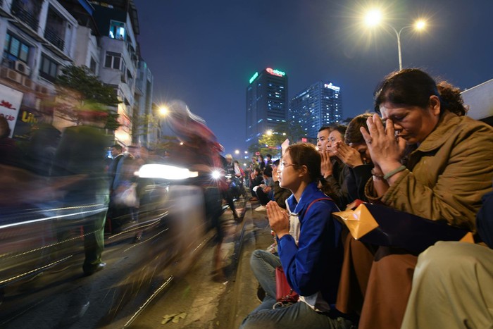 Nhiều người quay cuồng cúng sao đầu năm. Ảnh: Anh Tuấn.