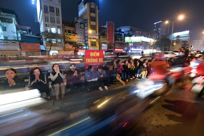 Nhiều người tham gia cúng sao phải ngồi ngoài đường, vái vọng vào chùa Phúc Khánh - Hà Nội. Ảnh: Anh Tuấn.