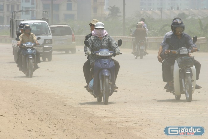 Người dân bức xúc có lý khi họ đóng Quỹ bảo trì đường bộ, nhưng lại đang phải đi trên rất nhiều con đường có chất lượng quá thấp, xuống cấp, ùn tắc và tai nạn xảy ra hàng ngày. Ảnh: Tùng Dương.