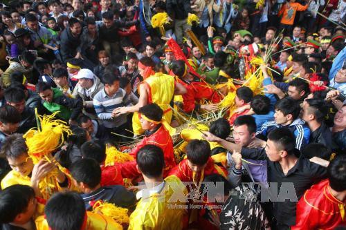 Tham lam, tranh cướp lộc khi tham gia lễ hội cho thấy có rất nhiều người thiếu hiểu biết. Ảnh: TTXVN